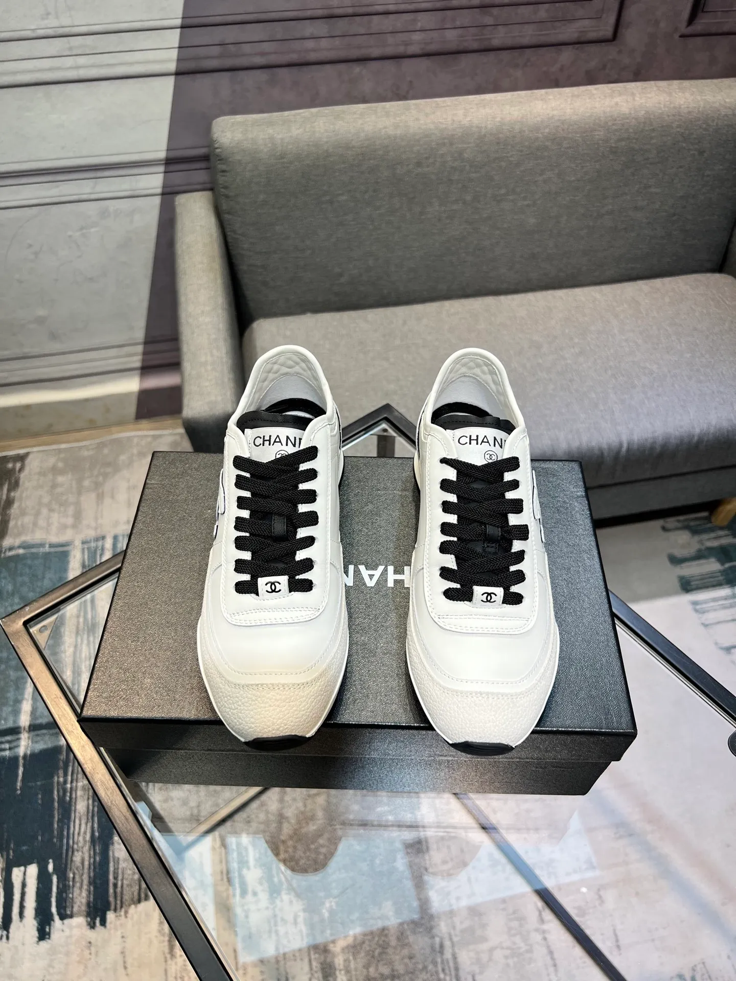 Men's men's shoes 💰620 Exclusive real shot (top version) CHANEL Chanel 2025ss color matching thick-soled casual sports shoes and sneakers. The counter is synchronized. The counter is very popular. A shoe that is very difficult to buy. The most popular thick-soled panda shoes on the Internet. It can be imagined that Xiaoxiang control can't miss it. It has both good looks and comfort. Simple and versatile white shoes. The thick sole increases the height and is super versatile. Close your eyes and wear it. Whoever wears it will look better. Upper: calfskin Lining: imported sheepskin lining Outsole: TPU original outsole Size: 35-44 (customized for women 41 and 40, and 45 for men)